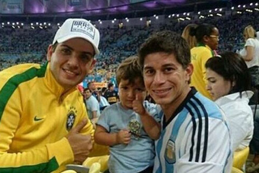  汉堡传奇球星退役赛万人空巷温情告别  